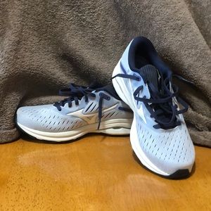 Mizuno Woman’s Wave Rider 24- Size 6.5 B- Color: Arctic Ice-Snow White.